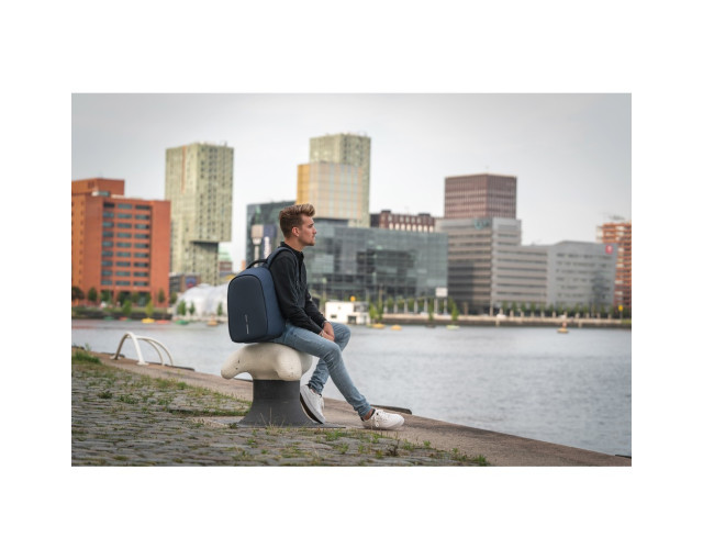 Bobby Hero Regular plecak chroniący przed kieszonkowcami z logo firmy w LazyStore!