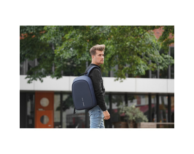 Bobby Hero Regular plecak chroniący przed kieszonkowcami z logo firmy w LazyStore!