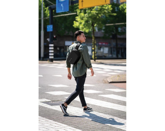 Bobby Sling, plecak chroniący przed kieszonkowcami z logo firmy w LazyStore!