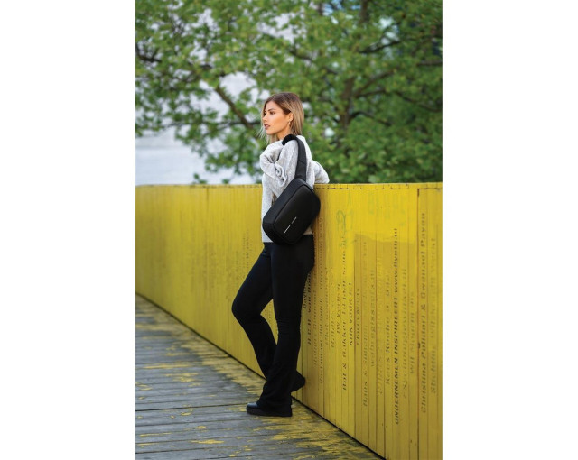 Bobby Sling, plecak chroniący przed kieszonkowcami z logo firmy w LazyStore!