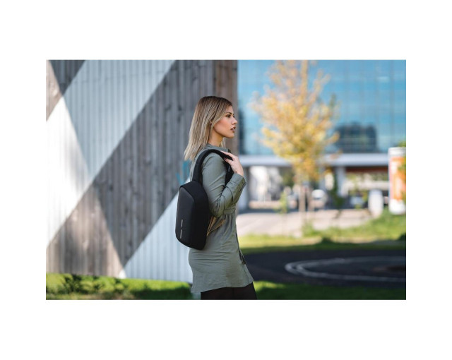 Bobby Sling, plecak chroniący przed kieszonkowcami z logo firmy w LazyStore!