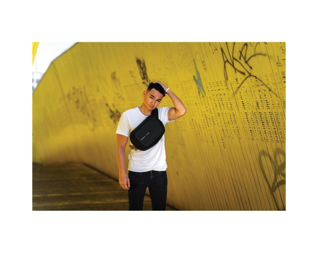 Bobby Sling, plecak chroniący przed kieszonkowcami z logo firmy w LazyStore!