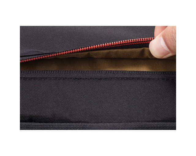 Bobby Sling, plecak chroniący przed kieszonkowcami z logo firmy w LazyStore!