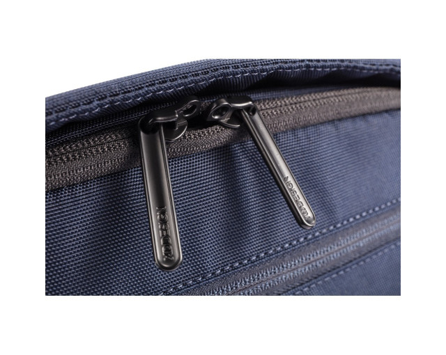 Bobby Sling, plecak chroniący przed kieszonkowcami z logo firmy w LazyStore!