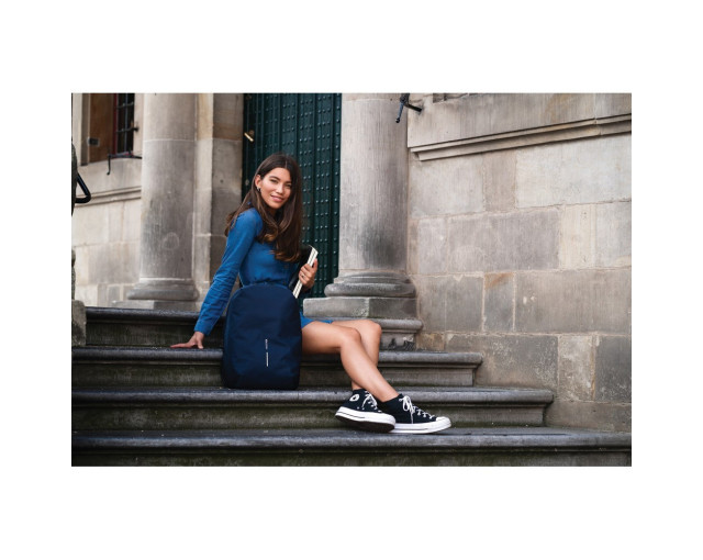 Bobby Soft plecak chroniący przed kieszonkowcami z logo firmy w LazyStore!