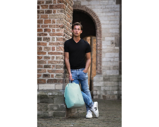 Bobby Soft plecak chroniący przed kieszonkowcami z logo firmy w LazyStore!