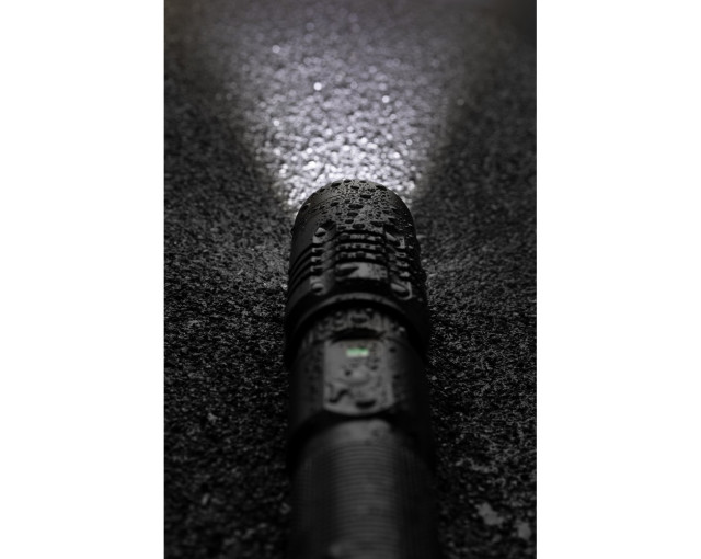 Latarka Gear X, ładowana przez USB z logo firmy w LazyStore!