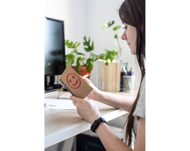 Notatnik ok. B7 "uśmiechnięta buzia" z długopisem z logo firmy w LazyStore!