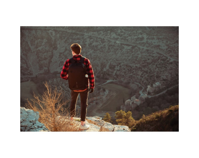 Bobby Explore plecak chroniący przed kieszonkowcami z logo firmy w LazyStore!
