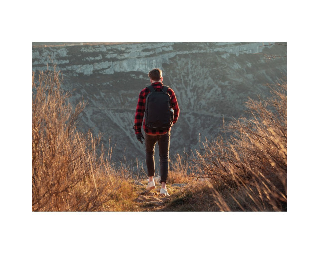 Bobby Explore plecak chroniący przed kieszonkowcami z logo firmy w LazyStore!
