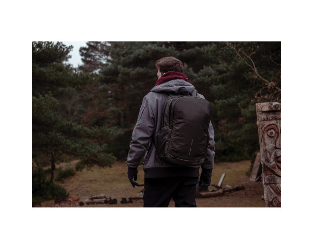Bobby Explore plecak chroniący przed kieszonkowcami z logo firmy w LazyStore!