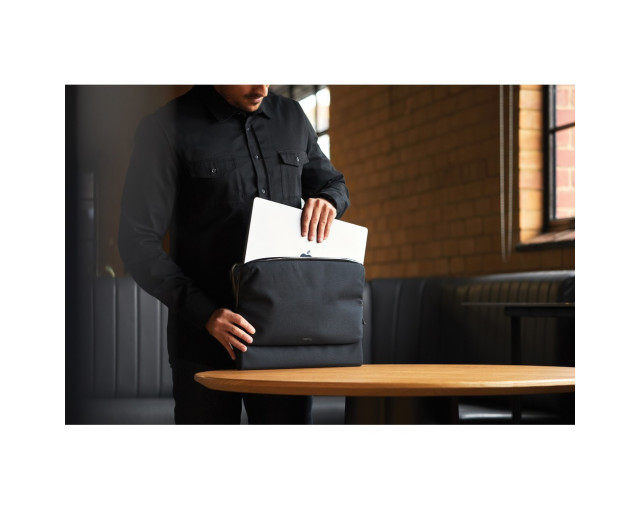 Pokrowiec na laptopa 16" Bellroy z logo firmy w LazyStore!