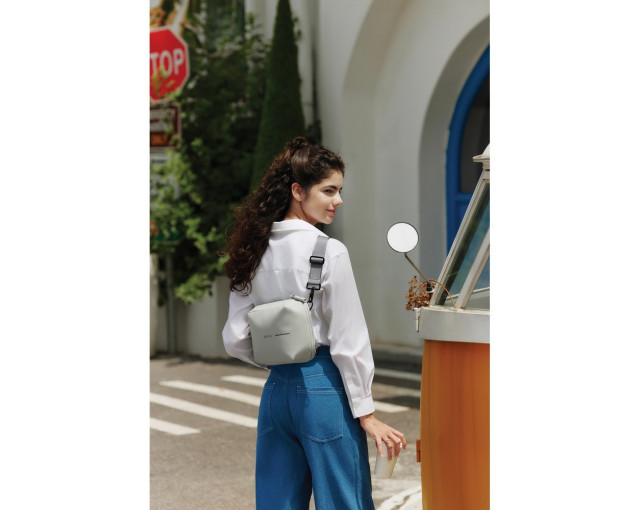 Wodoszczelna torba na ramię, saszetka Urban Sling z logo firmy w LazyStore!