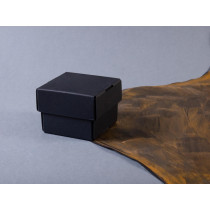Pudełko z wiekiem Schuster - materiał Raven z logo firmy w LazyStore!